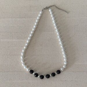 Elegant Black and White Pearl Necklace